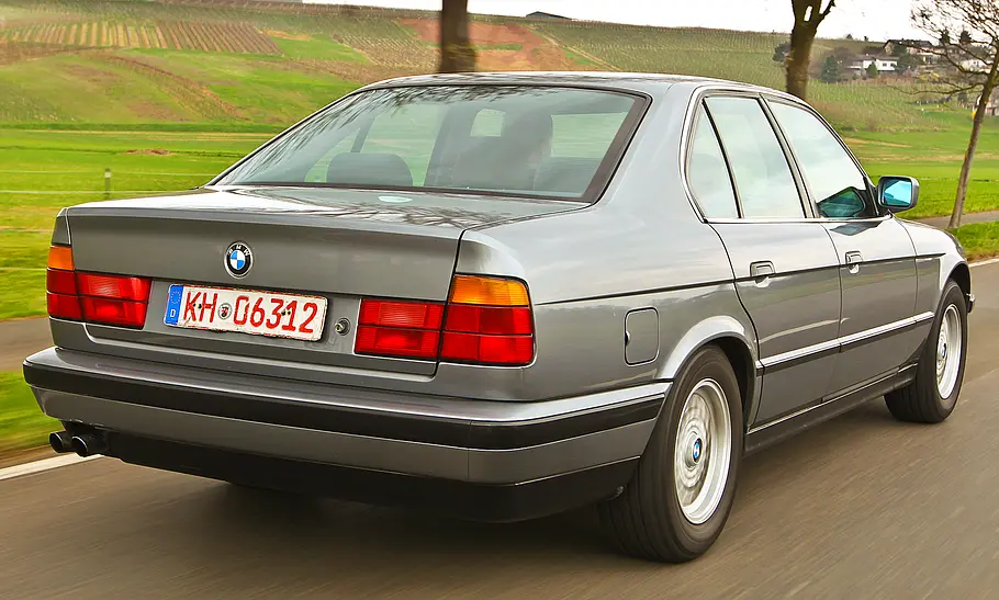 BMW E34 BMW E34 kaufen während der Fahrt von hinten fotografiert.