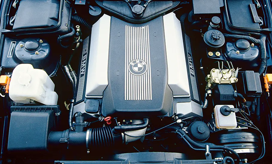 BMW E34 Der V8 vom Typ M60 des BMW E34.