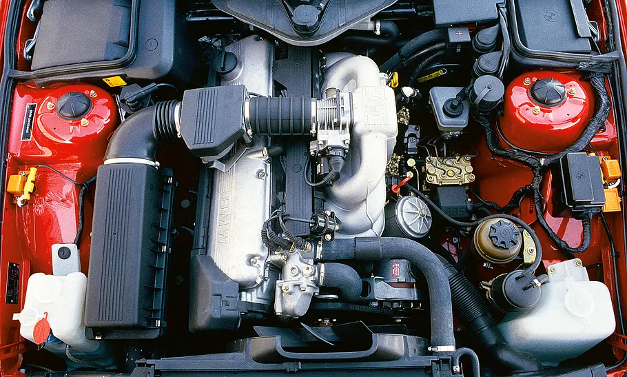 BMW E34 Der M30-Reihensechszylinder des BMW E34.