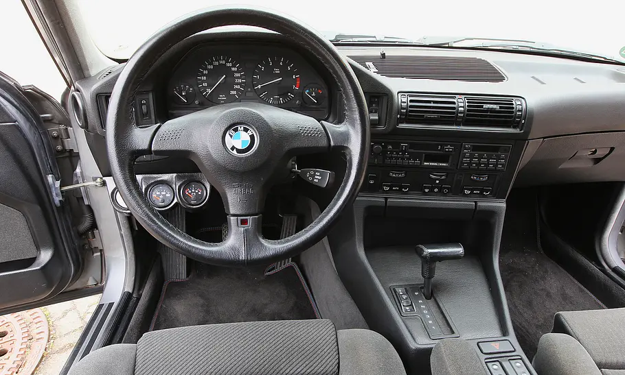 BMW E34 Das Cockpit des BMW E34.