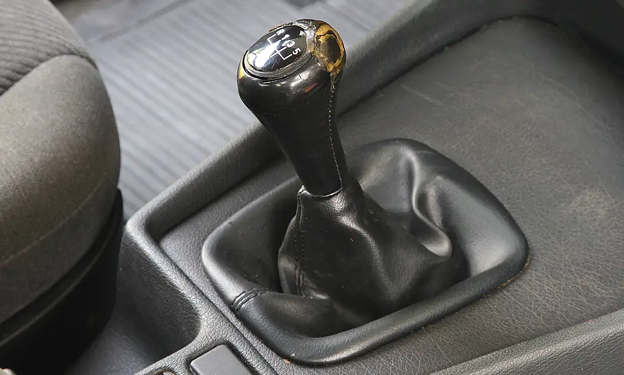 BMW E34 Der abgegriffene Schaltknauf eines BMW E34.