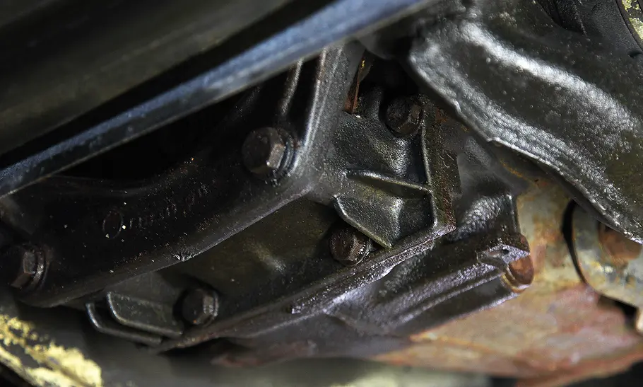 BMW E34 Ölundichtigkeit am Unterboden eines BMW E34.