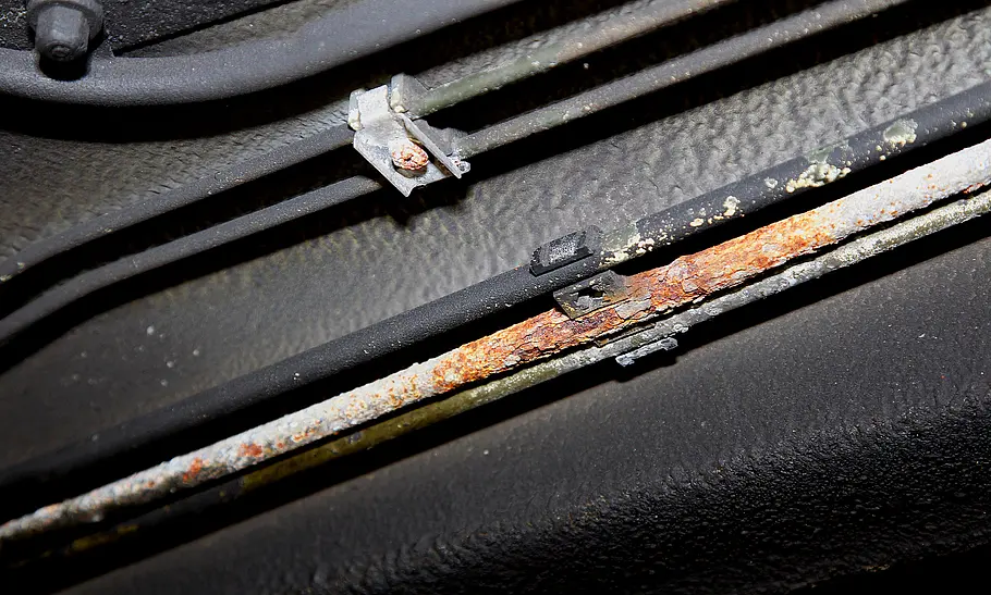 BMW E34 Rostige Bremsleitung eines BMW E34.