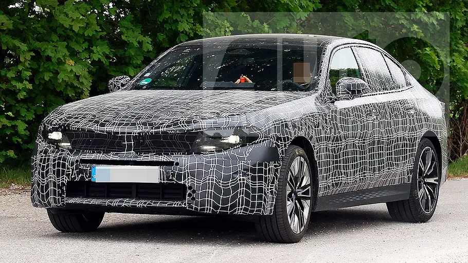 Das BMW 5er Limousine Facelift als getarnter Prototyp von schräg vorne fotografiert.