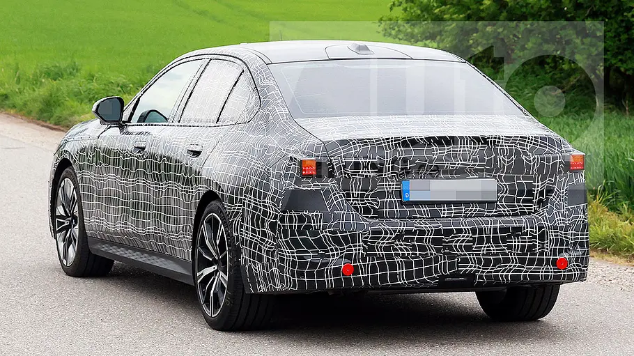 Das BMW 5er Limousine Facelift als getarnter Prototyp von schräg hinten fotografiert.