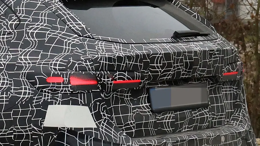 Ein Detailbild zeigt die Rückleuchten des BMW 5er Touring Facelifts.