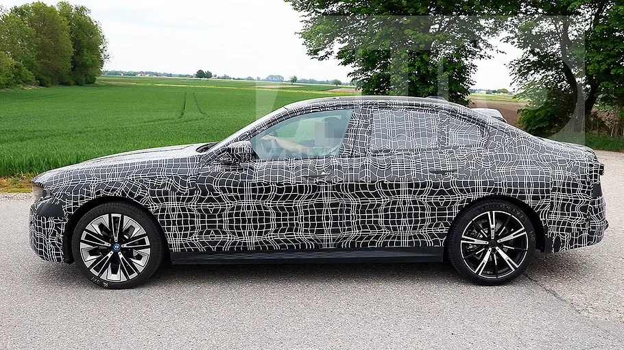 Das BMW 5er Limousine Facelift als getarnter Prototyp von der Seite fotografiert.
