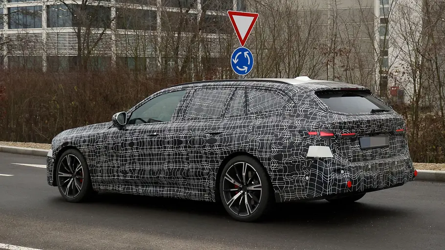 Das BMW 5er Touring Facelift als getarnter Prototyp von schräg hinten fotografiert.
