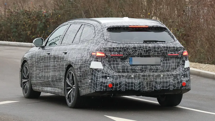 Das BMW 5er Touring Facelift als getarnter Prototyp von schräg hinten fotografiert.