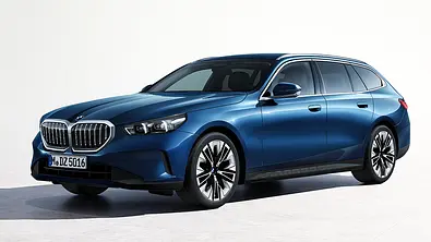 BMW 5er Touring (2024) statisch im Studio, von schräg vorne links fotografiert. - Foto: BMW