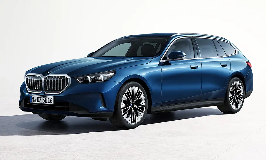 BMW 5er Touring (2024) statisch im Studio, von schräg vorne links fotografiert.