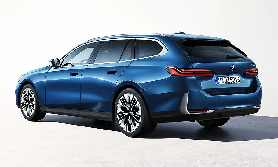 BMW 5er Touring (2024) statisch im Studio, von schräg hinten links fotografiert.