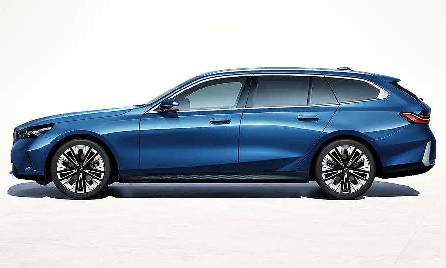 BMW 5er Touring (2024) statisch im Studio, von der linken Seite fotografiert.