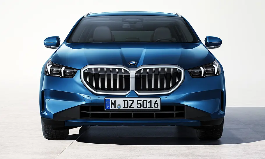 BMW 5er Touring (2024) statisch im Studio, von vorne fotografiert.