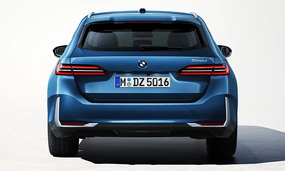 BMW 5er Touring (2024) statisch im Studio, von hinten fotografiert.