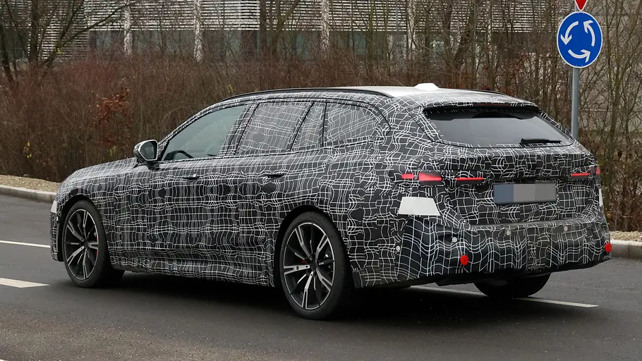 Der Prototyp BMW 5er Touring Facelift von schräg hinten fotografiert.