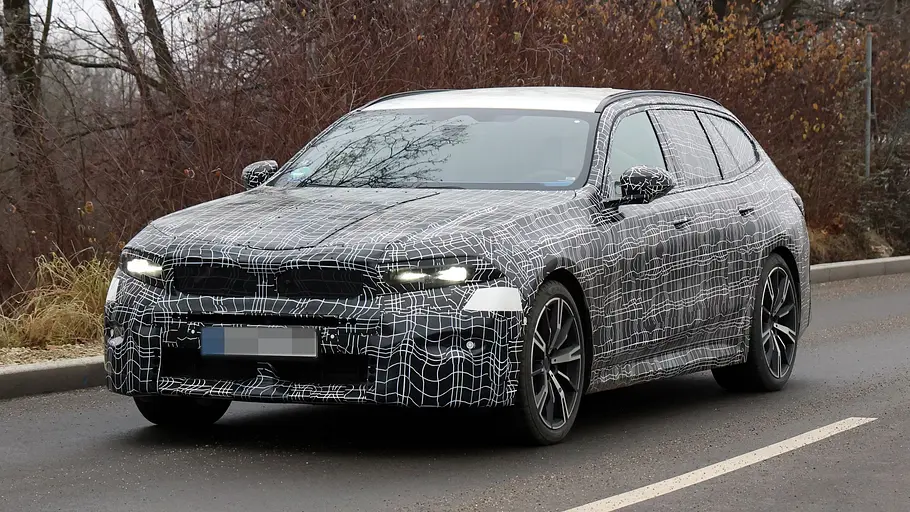 Der Prototyp BMW 5er Touring Facelift von schräg vorne fotografiert.