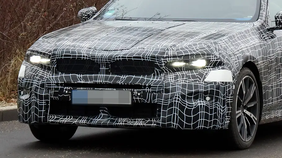 Ein Detailbild zeigt die Front des Prototyps BMW 5er Touring Facelift.