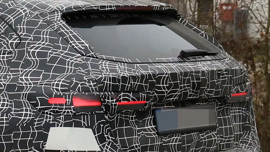 Ein Detailbild zeigt das Heck des Prototyps BMW 5er Touring Facelift.