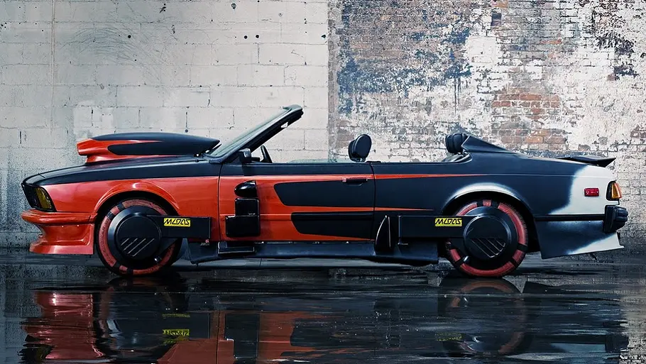 BMW 633 CSi aus Zurück in die Zukunft Der BMW 633 CSi aus Zurück in die Zukunft stehend seitlich.