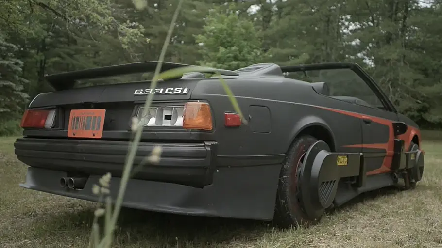BMW 633 CSi aus Zurück in die Zukunft Der BMW 633 CSi aus Zurück in die Zukunft stehend von hinten.