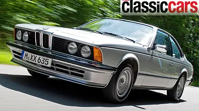 Der BMW 635 CSi fahrend von schräg vorne - Foto: Gudrun Muschalla