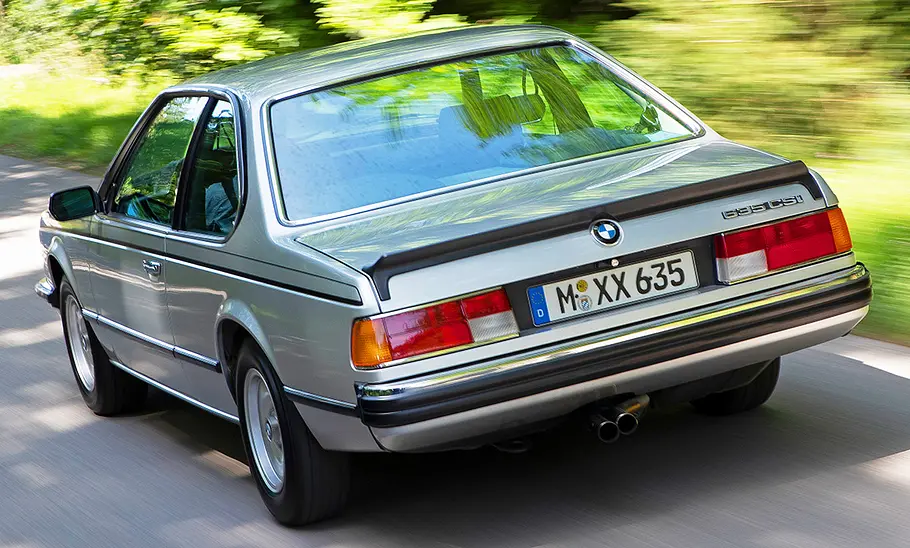 BMW 635 CSi Der BMW 635 CSi fahrend von schräg hinten