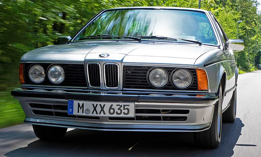 BMW 635 CSi Der BMW 635 CSi fahrend von vorne