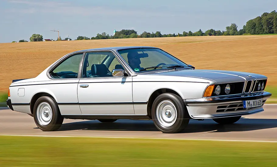 BMW 635 CSi Der BMW 635 CSi fahrend seitlich
