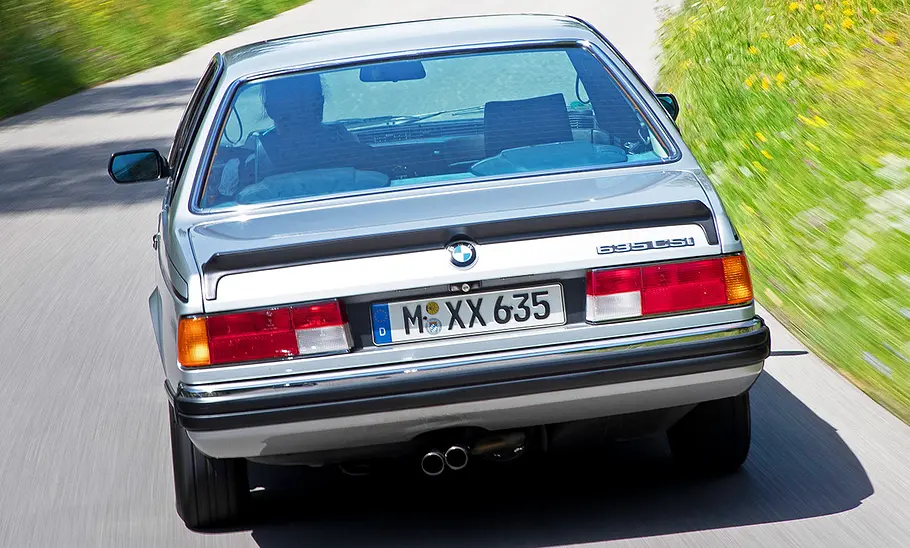 BMW 635 CSi Der BMW 635 CSi fahrend von hinten