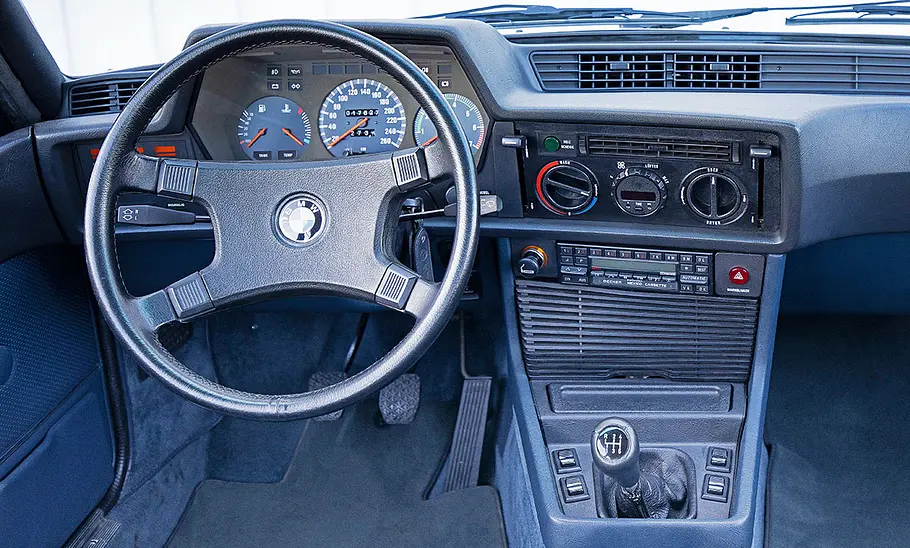 BMW 635 CSi Das Cockpit des BMW 635 CSi