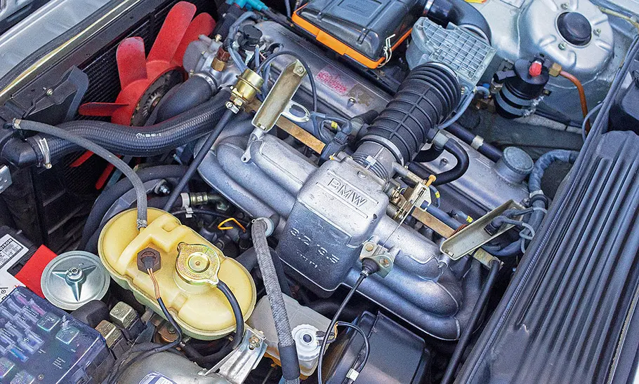 BMW 635 CSi Der Motor des BMW 635 CSi