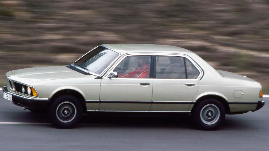 BMW 733i fahrend von der Seite fotografiert. 