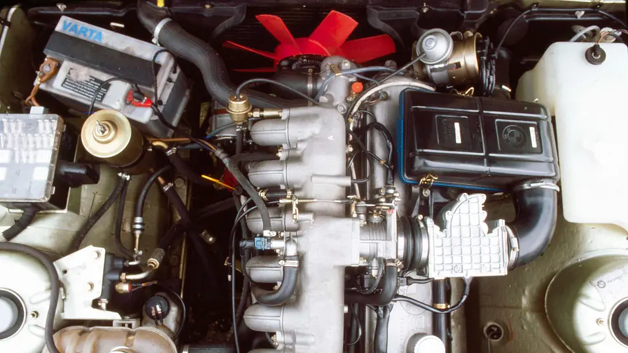 Der Motor des BMW 733i. 