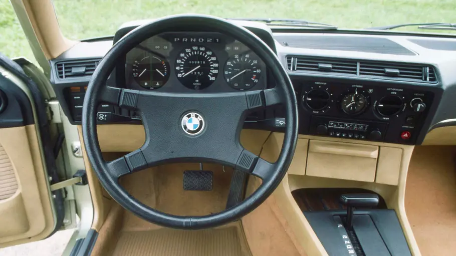 Das Cokcpit des BMW 733i