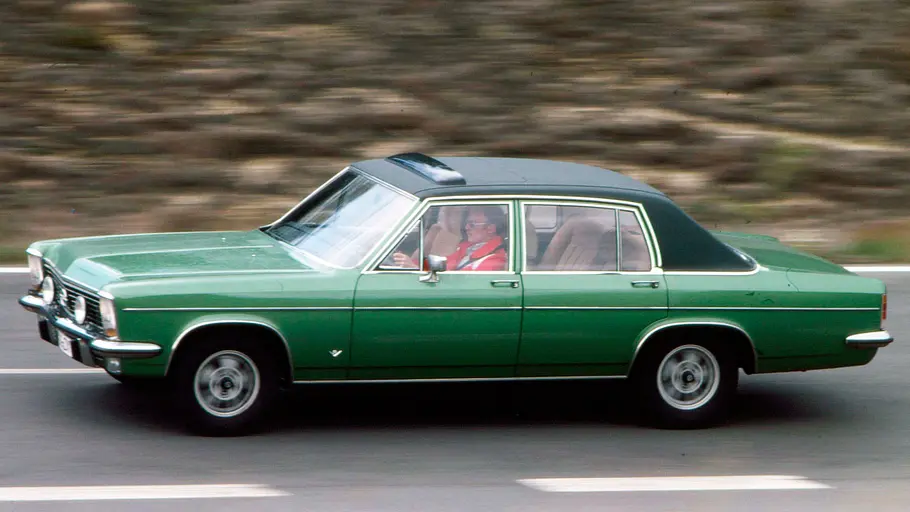 Opel Diplomat V8 fahrend von der Seite fotografiert. 