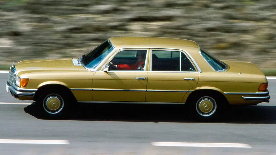 Mercedes 350 SE fahrend von der Seite fotografiert. 