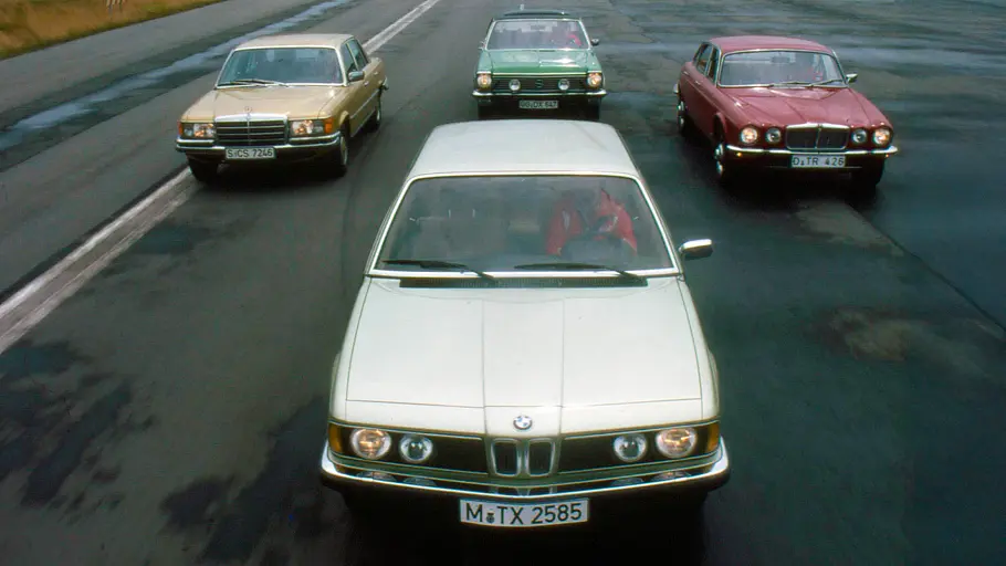 BMW 733i/Mercedes 350 SE/Jaguar XJ 4.2/Opel Diplomat V8 fahrend von vorne fotografiert. 
