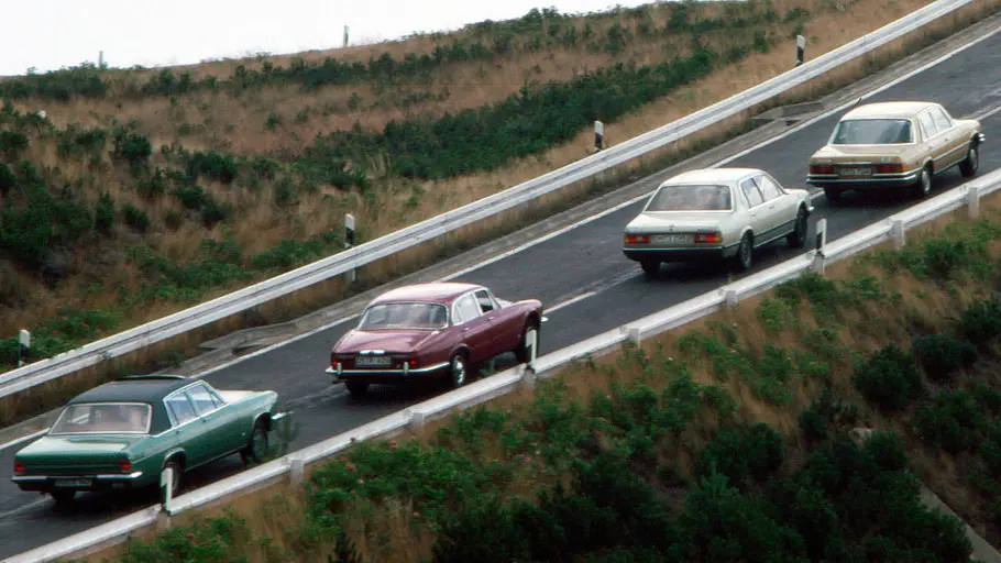 BMW 733i/Mercedes 350 SE/Jaguar XJ 4.2/Opel Diplomat V8 fahrend von schräg hinten fotografiert. 