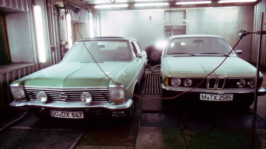 BMW 733i und Opel Diplomat V8 statisch von vorne fotografiert. 