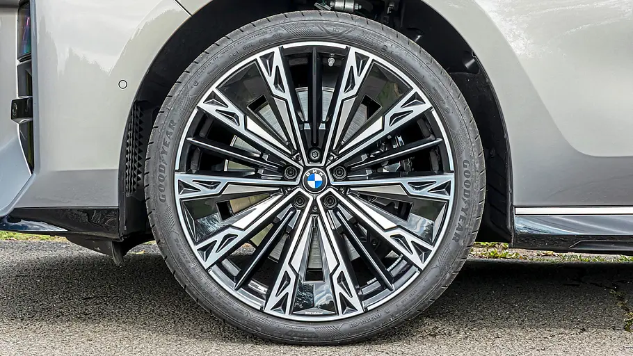 BMW 740 xDrive Einzeltest 7er Facelift Die Nahaufnahme zeigt das Vorderrad des BMW 7er mit schwarz-silberner Mehrspeichenfelge und Goodyear-Reifen.