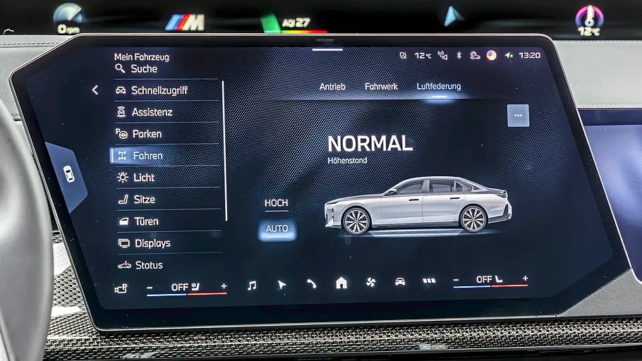 BMW 740 xDrive Einzeltest 7er Facelift Ein Touchscreen im BMW 7er zeigt das Menü der Luftfederung mit Höhenstand „NORMAL“ und einer seitlichen Fahrzeugdarstellung.
