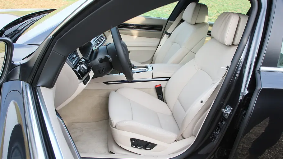 Der Innenraum des BMW 740i. 