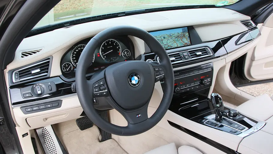 Das Cockpit des BMW 740i. 