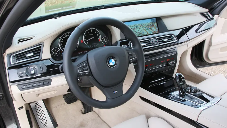 Das Cockpit des BMW 740i. 