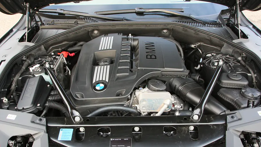 Der Motor des BMW 740i. 