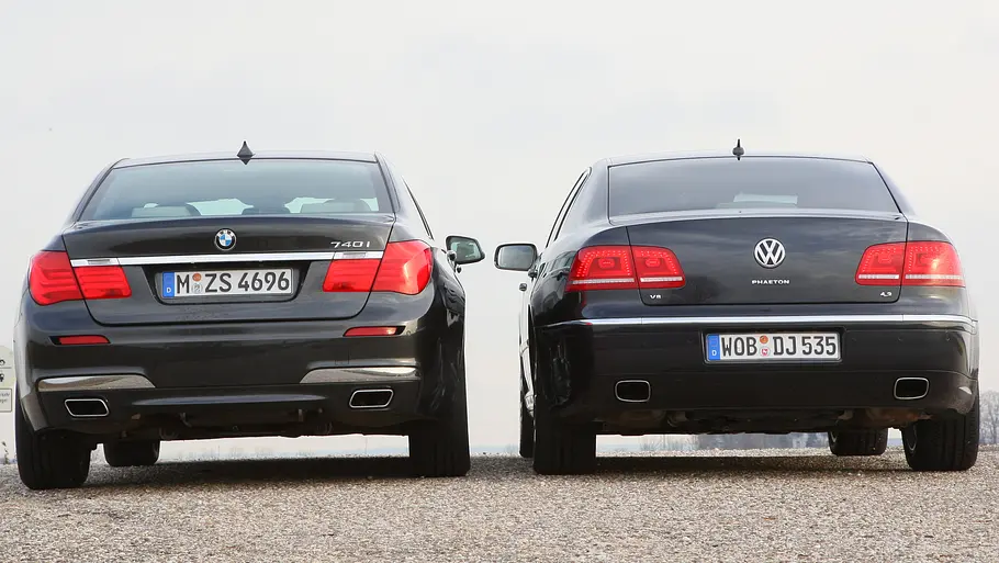 BMW 740i/VW Phaeton V8 4Motion statisch von schräg hinten fotografiert. 