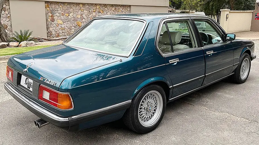 Der BMW 745i SA in der Heckansicht.