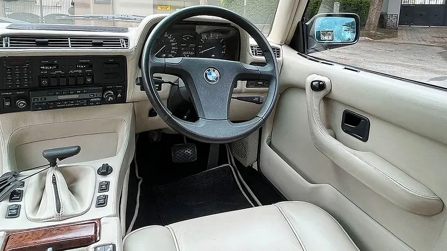 Das Cockpit des BMW 745i SA.