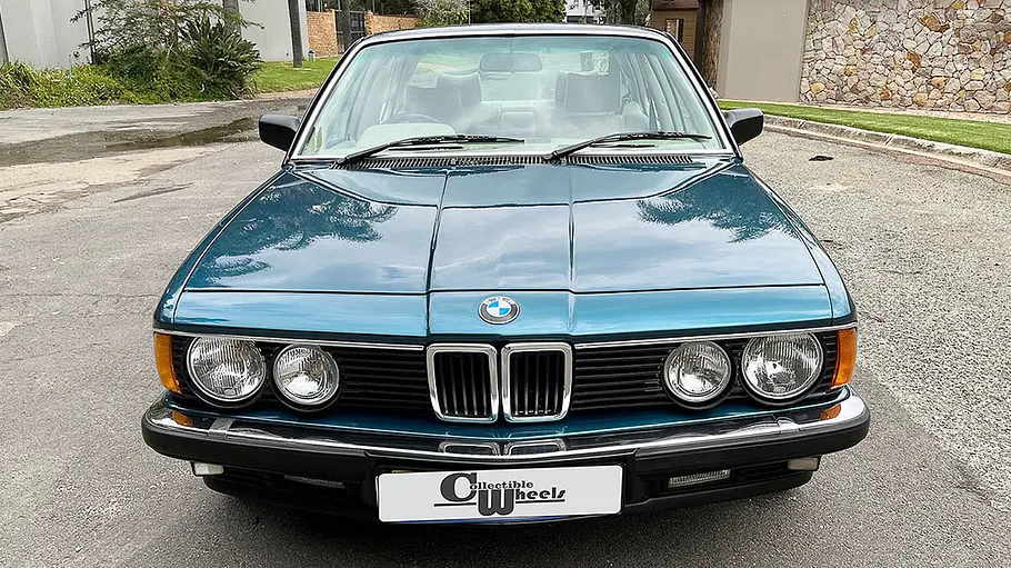 Die Frontansicht auf den BMW 745i SA.
